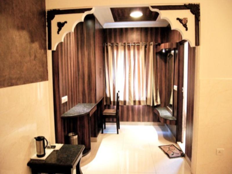 Hotel Amanda Crown Jaipur à Kukas Extérieur photo