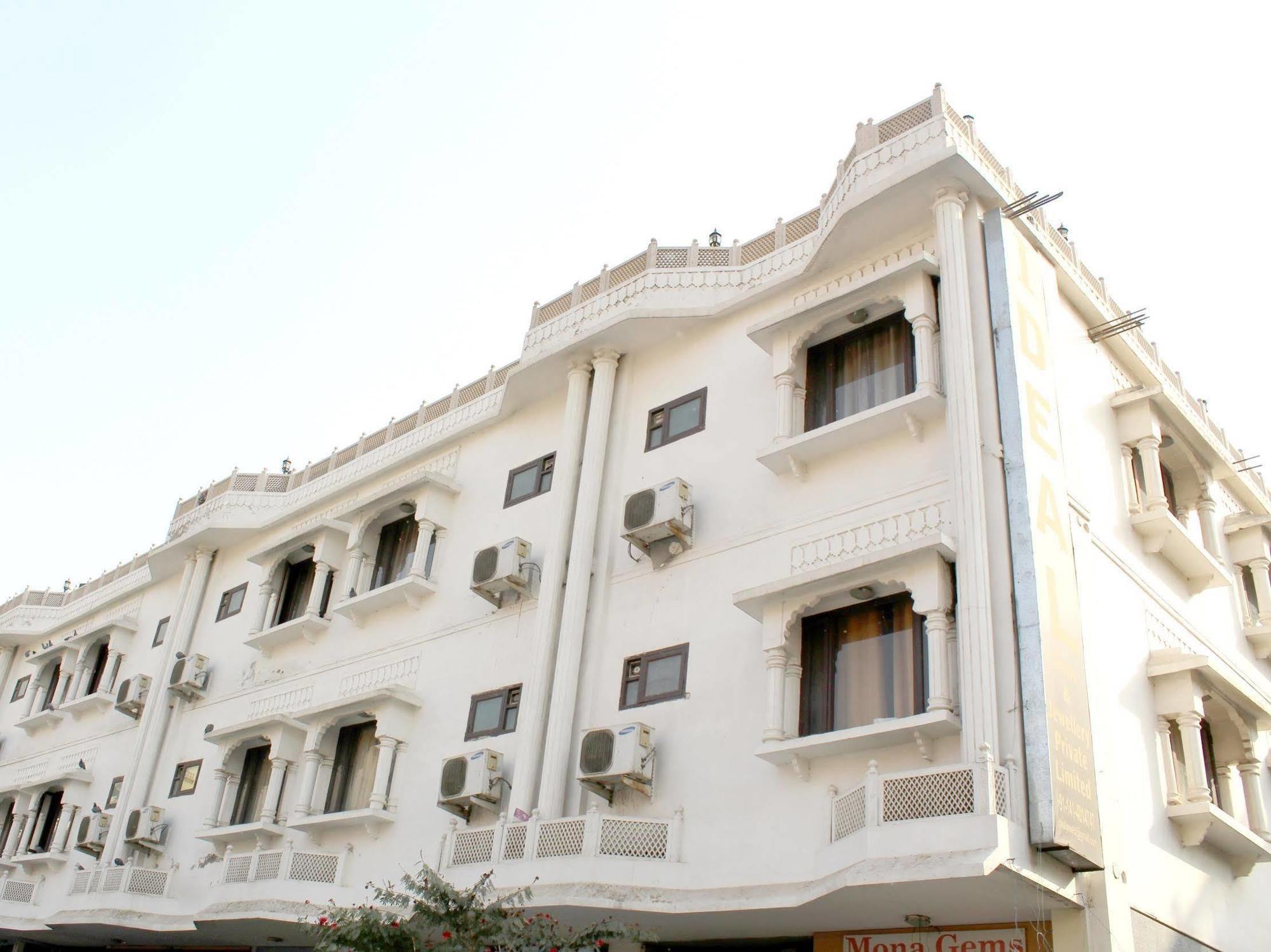 Hotel Amanda Crown Jaipur à Kukas Extérieur photo